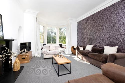 Joivy Delightful 3-Bed Flat With Parking