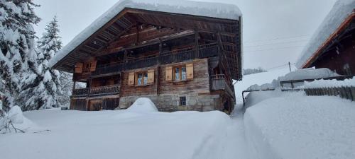 CHARMIEUX appartement en chalet typique Le Grand Bornand