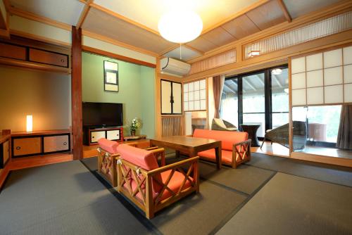 Kinshuusanso Ideally located in the prime touristic area of Kawaba-mura, Kinshuusanso promises a relaxing and wonderful visit. The hotel offers a wide range of amenities and perks to ensure you have a great time. 