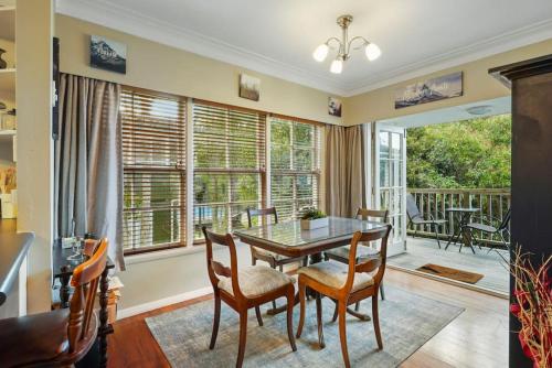 منظر, Kohi Family Home With Netflix l Gardens View in St Heliers