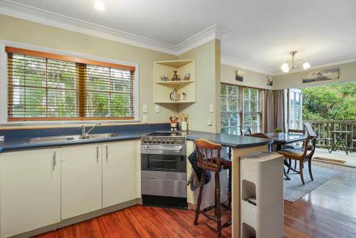مطبخ, Kohi Family Home With Netflix l Gardens View in St Heliers