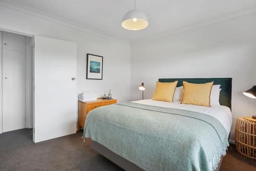 Renovated Takapuna 2BR Apt l Parking l Skytower