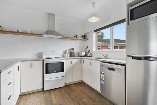 Renovated Takapuna 2BR Apt l Parking l Skytower - image 5