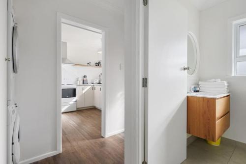 Renovated Takapuna 2BR Apt l Parking l Skytower - image 4