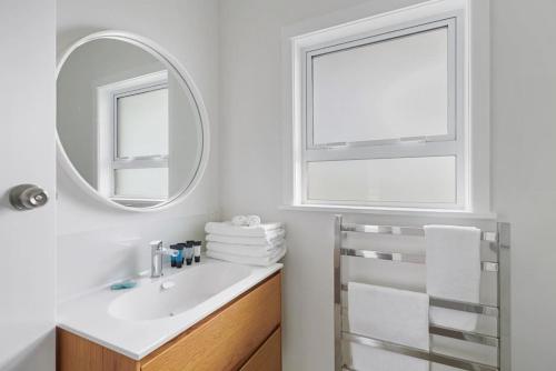 Renovated Takapuna 2BR Apt l Parking l Skytower - image 3