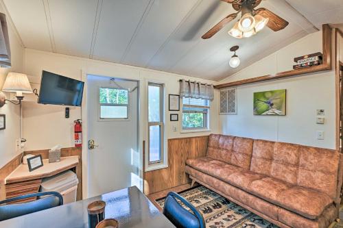 . Sublime Dragonfly Cottage with Lake Access!