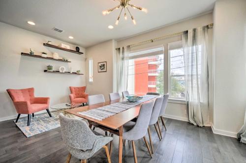 Walkable San Antonio Getaway with Rooftop Patio in San Antonio, USA