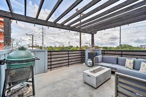 Walkable San Antonio Getaway with Rooftop Patio in San Antonio, USA