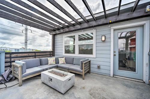 Walkable San Antonio Getaway with Rooftop Patio in San Antonio, USA