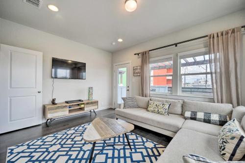Walkable San Antonio Getaway with Rooftop Patio in San Antonio, USA