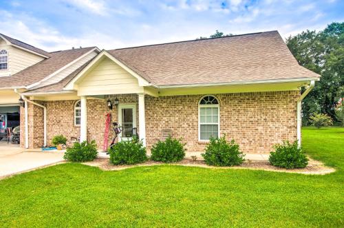 Homey Greenwood Getaway w/ Patio & Backyard in 布拉斯顿(MS)