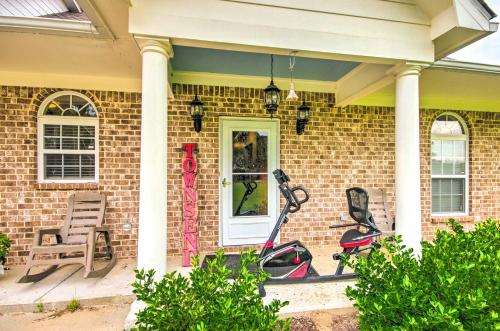 Homey Greenwood Getaway w/ Patio & Backyard in 布拉斯顿(MS)