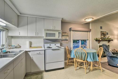 East Tawas Cabin with Lake Huron Access and Views in East Tawas, USA