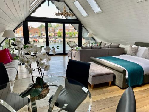 Luxury Boathouse Apartment - central Henley-on-Thames in Remenham