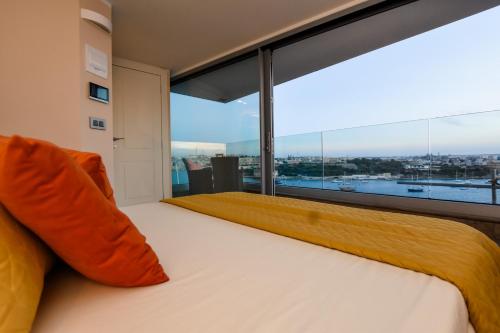 Unique Seafront Triplex Penthouse with Panoramic Bedroom & Rooftop Jacuzzi overlooking Valletta - image 5