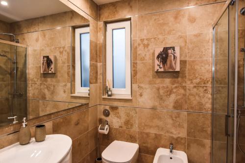 Unique Seafront Triplex Penthouse with Panoramic Bedroom & Rooftop Jacuzzi overlooking Valletta - image 3