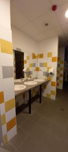 Bathroom, Auberge de Jeunesse HI Marseille Bois-Luzy in St Barnabe
