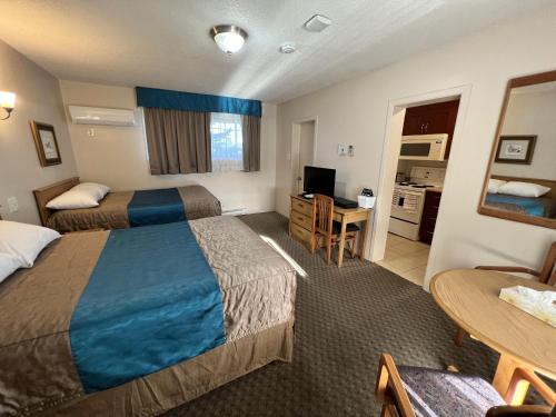 Suite with Two Double Beds and Kitchenette
