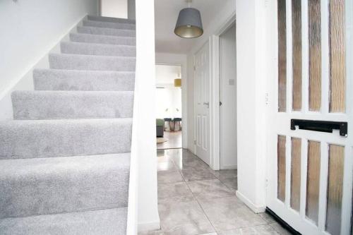 Vista interior, Clover Ground by Mia Living Beautiful 4 bed house with FREE parking in Westbury on Trym
