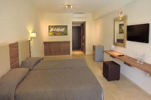 Nelia Gardens - image 2