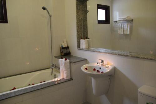 Bathroom, GM Doc Let Beach Resort and Spa in Ninh Van Bay