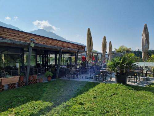 Restaurant, Wohlfuhl-Appartement Bergsee FAMILY - am Wildsee - SUP und Schlitten for free in Seefeld