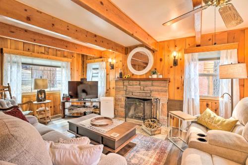 Wrightwood Cabin with Cozy Interior! in Wrightwood (CA)