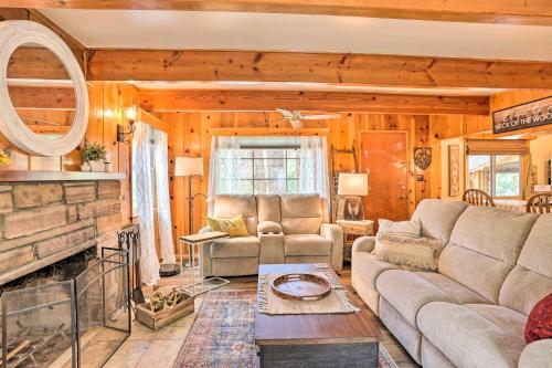 Wrightwood Cabin with Cozy Interior! in Wrightwood (CA)