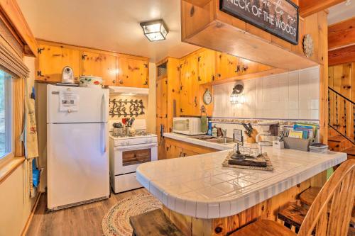 Wrightwood Cabin with Cozy Interior! in Wrightwood (CA)