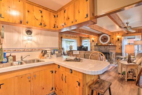 Wrightwood Cabin with Cozy Interior! in Wrightwood (CA)
