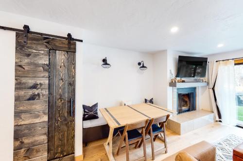 Town & Country, Ketchum (photo 4)