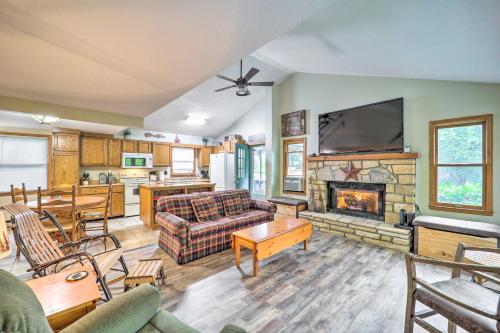 Peaceful Newland Family Cottage with 2 Decks! in Newland, USA