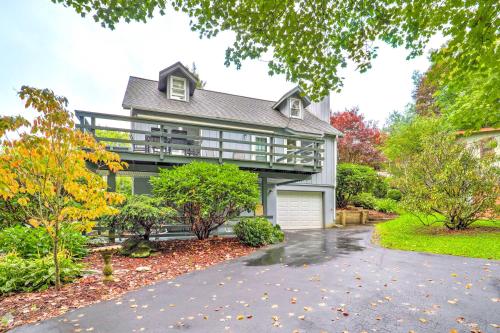 Peaceful Newland Family Cottage with 2 Decks! in Newland, USA