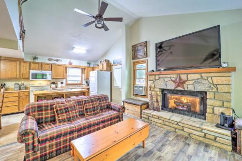 Peaceful Newland Family Cottage with 2 Decks! in Newland, USA