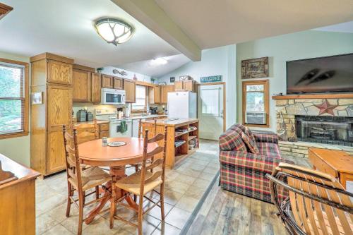Peaceful Newland Family Cottage with 2 Decks! in Newland, USA