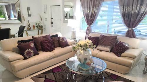 Palm Springs 3-Bedroom 2-Bath 5 Miles to the Beach in Lake Worth