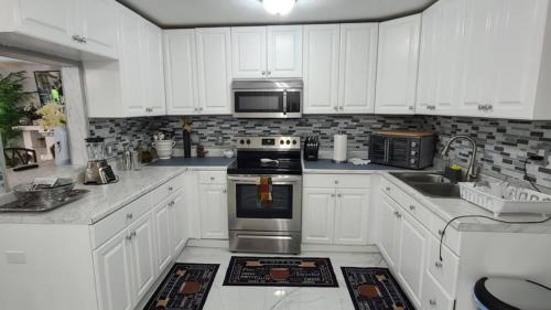 Palm Springs 3-Bedroom 2-Bath 5 Miles to the Beach in Lake Worth