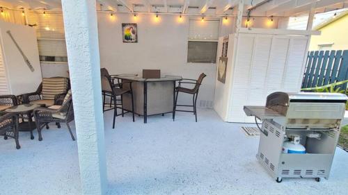Palm Springs 3-Bedroom 2-Bath 5 Miles to the Beach