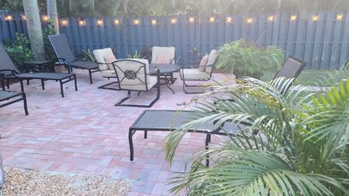 Palm Springs 3-Bedroom 2-Bath 5 Miles to the Beach in Lake Worth