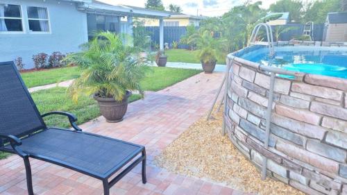 Palm Springs 3-Bedroom 2-Bath 5 Miles to the Beach in Lake Worth