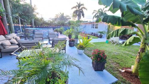 Palm Springs 3-Bedroom 2-Bath 5 Miles to the Beach in Lake Worth