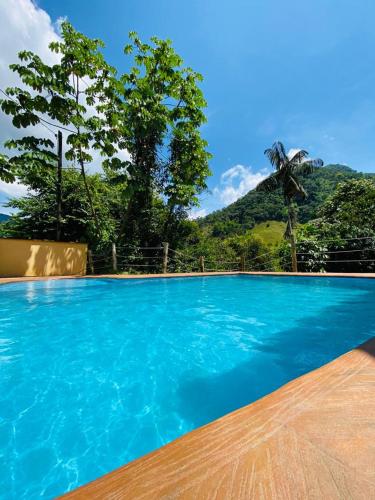 hermosa cabaña villa majo, cuenta con el espectacular rio santo domingo