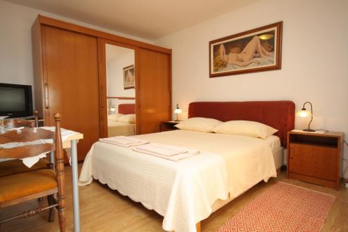 Double Room with Terrace and Sea View   image 5