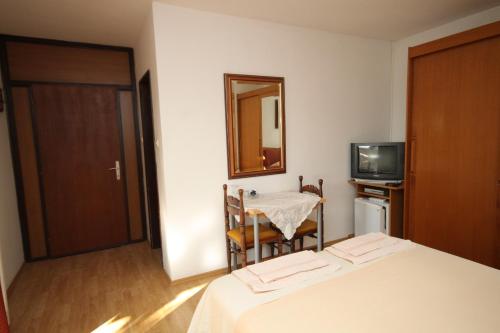 Double Room with Terrace and Sea View   image 4