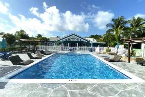 bazen, Beautiful Villa just steps away from the beach! in George Town center