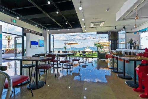 Restaurant, Gold Beach Resort in Ssangbong-dong