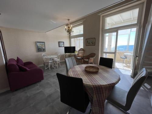 Duplex de charme en front de mer avec veranda - FR-1-361-32 in Jullouville