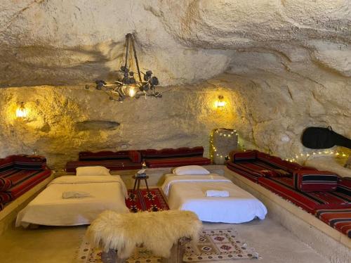 1 king bed, 2 twin beds