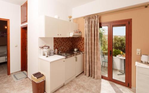 Kitchen, Hara's Apartments in Viannos