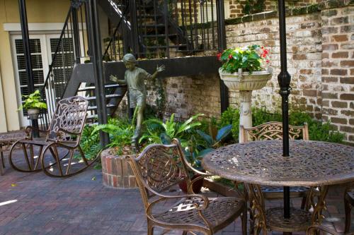Garden Courtyard Queen Room image 9